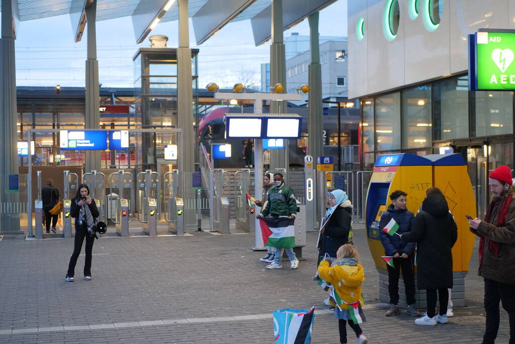 Sitdown-actie tijdens Pro-Palestina demonstratie bij treinstation