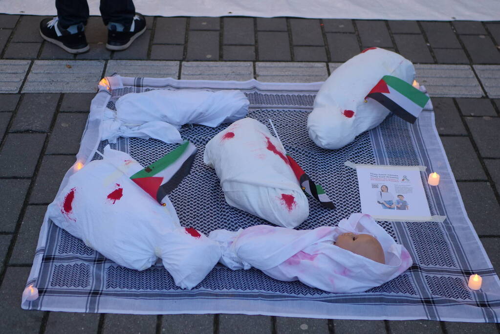 Sitdown-actie tijdens Pro-Palestina demonstratie bij treinstation