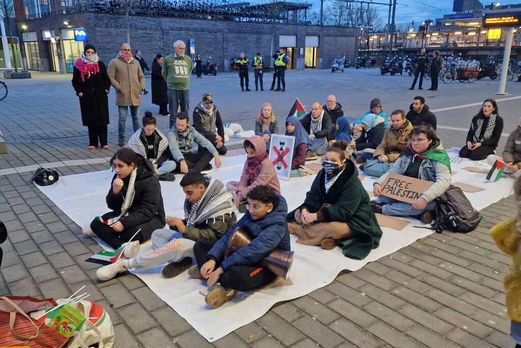 Sitdown-actie tijdens Pro-Palestina demonstratie bij treinstation