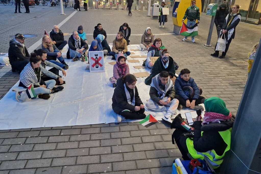 Sitdown-actie tijdens Pro-Palestina demonstratie bij treinstation