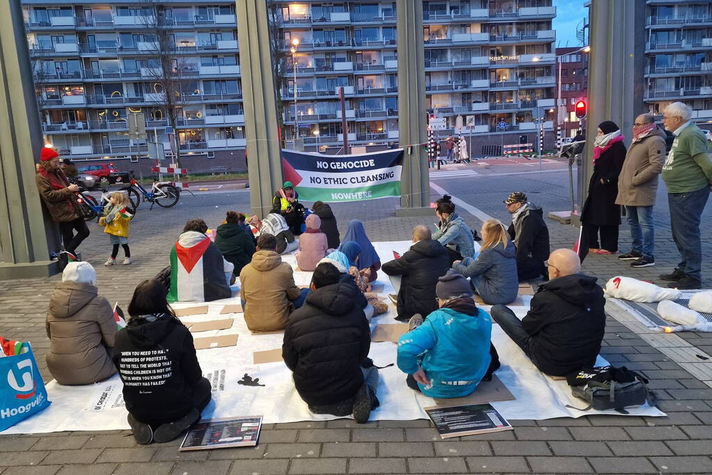 Sitdown-actie tijdens Pro-Palestina demonstratie bij treinstation