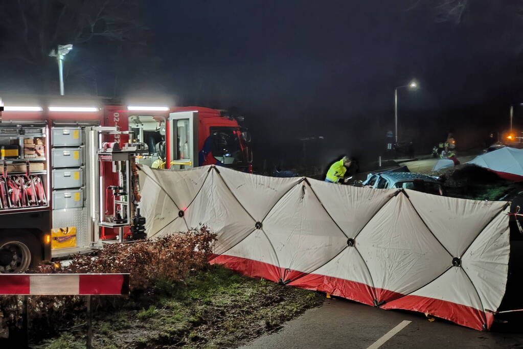 Drie doden bij frontale aanrijding tussen auto's