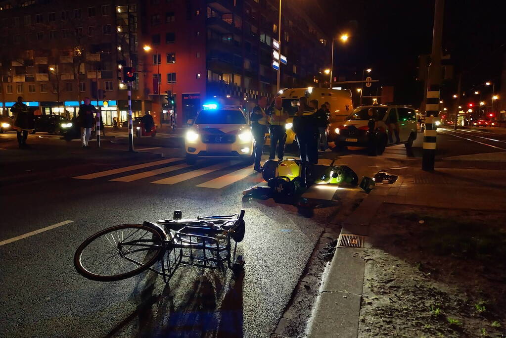 Fietser en scooterrijder komen hard ten val na botsing