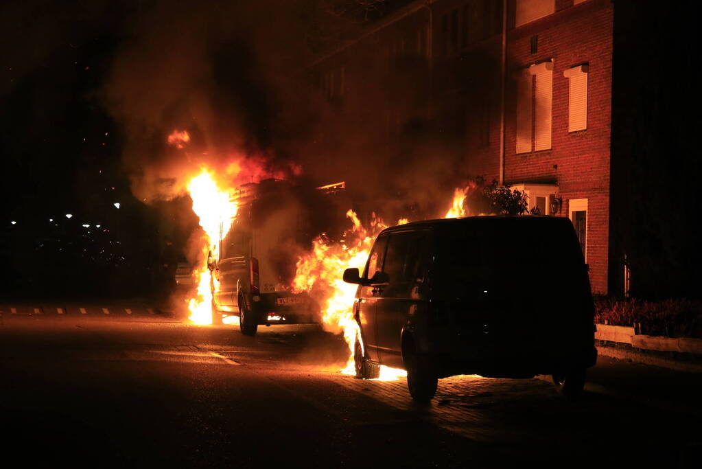 Onderzoek naar vermoedelijke brandstichting bestelbussen