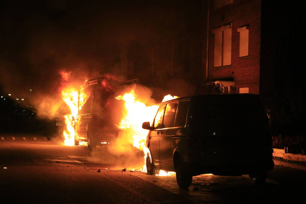 Onderzoek naar vermoedelijke brandstichting bestelbussen