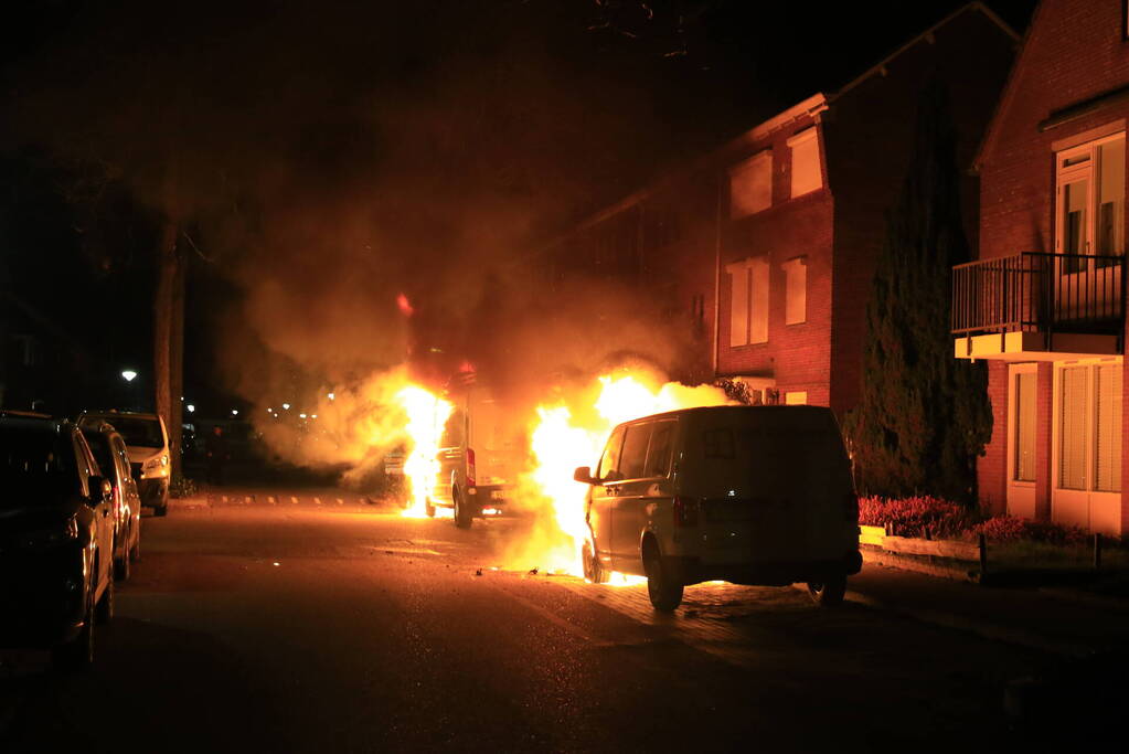 Onderzoek naar vermoedelijke brandstichting bestelbussen