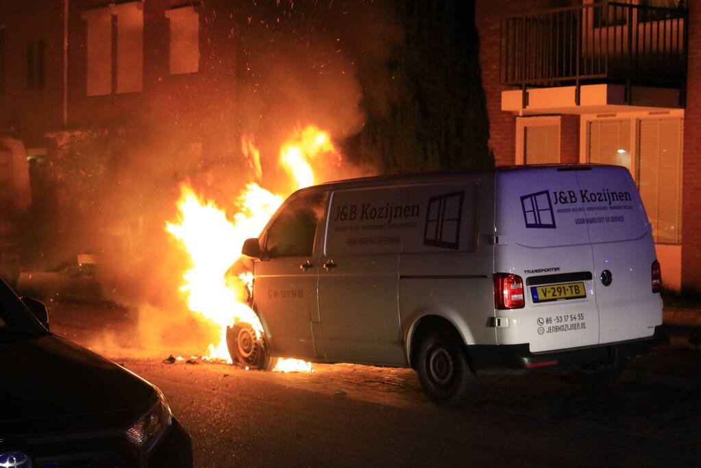 Onderzoek naar vermoedelijke brandstichting bestelbussen