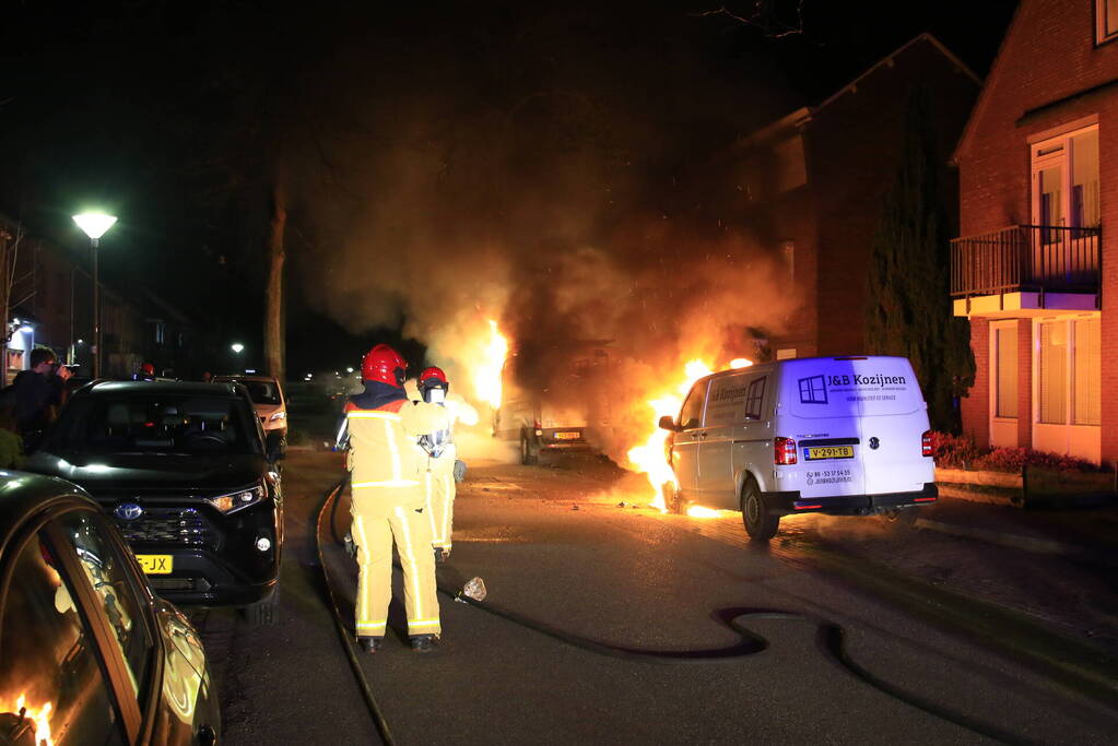 Onderzoek naar vermoedelijke brandstichting bestelbussen