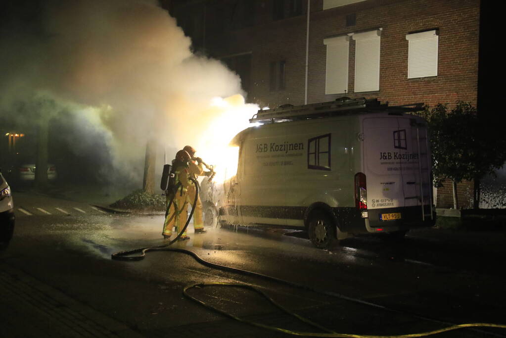 Onderzoek naar vermoedelijke brandstichting bestelbussen