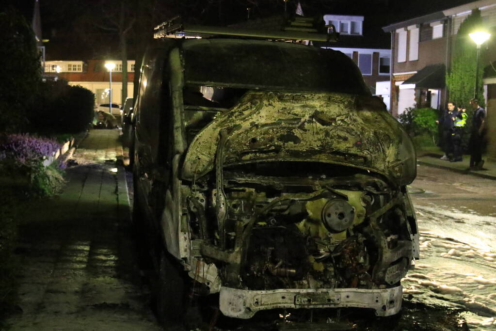 Onderzoek naar vermoedelijke brandstichting bestelbussen