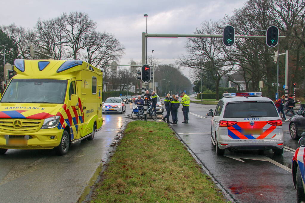 Fietser naar het ziekenhuis na aanrijding met auto