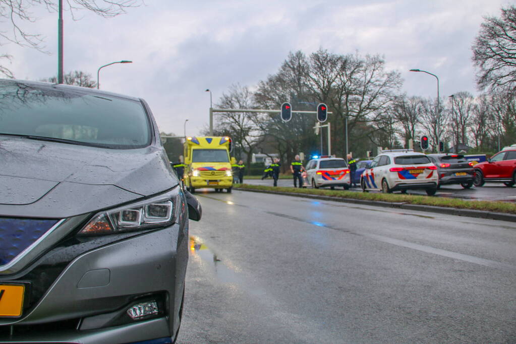 Fietser naar het ziekenhuis na aanrijding met auto