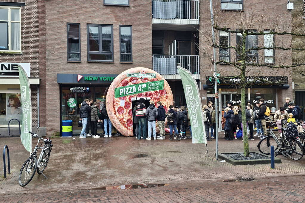 New York Pizza deelt 200 gratis pizza's uit