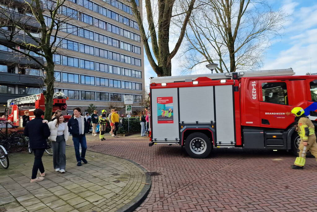 Flatgebouw ontruimd door brand