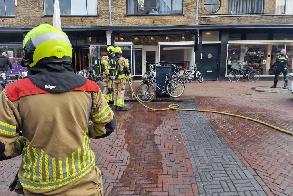 Fietsaccu vliegt al rijdend in brand