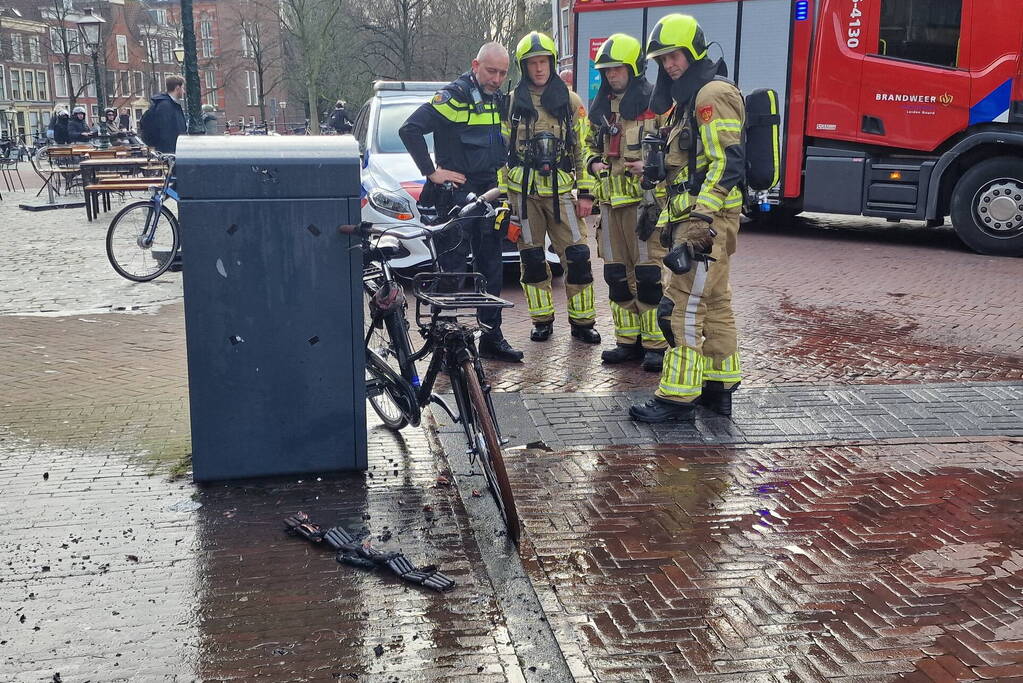 Fietsaccu vliegt al rijdend in brand