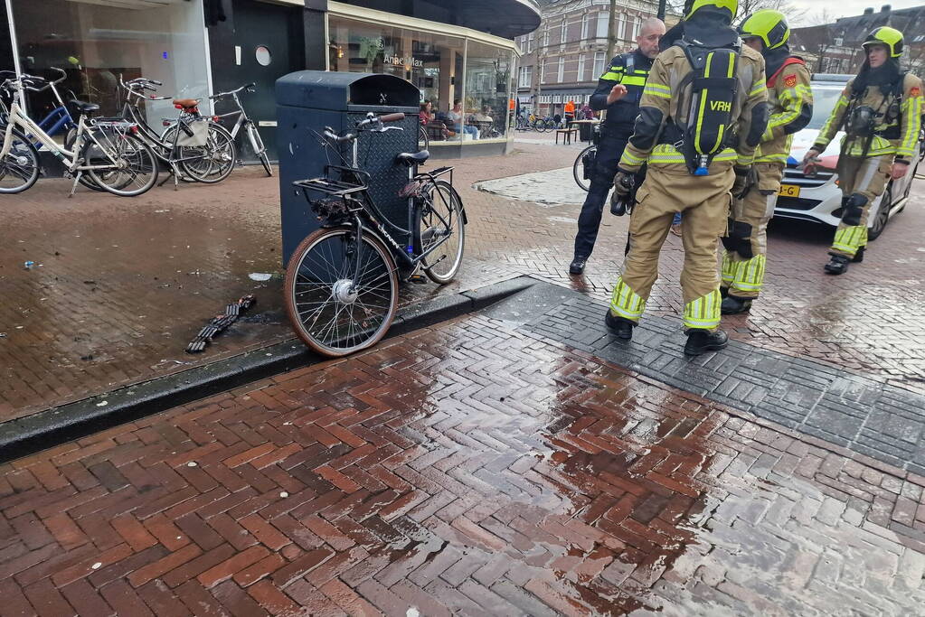 Fietsaccu vliegt al rijdend in brand