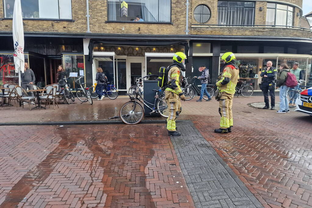 Fietsaccu vliegt al rijdend in brand