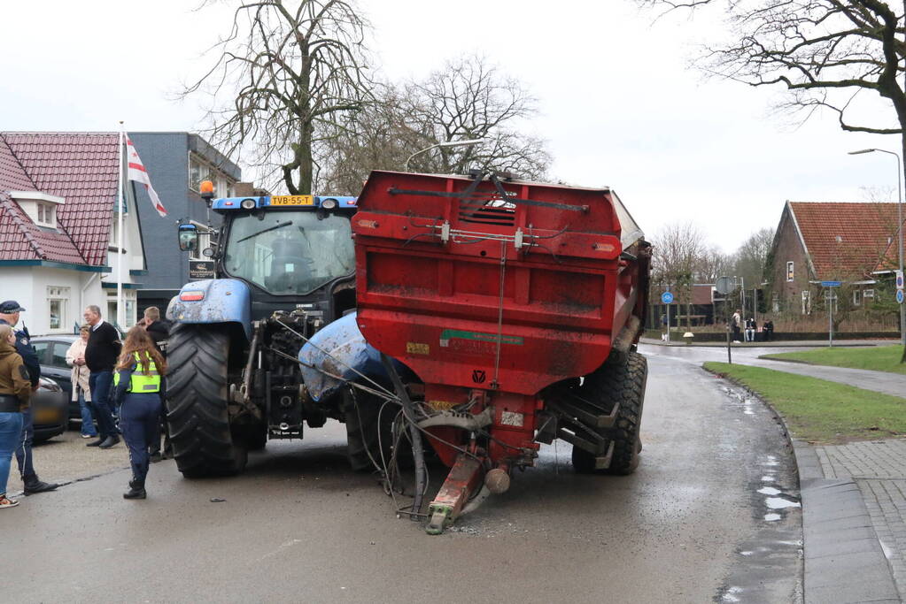 Tractor met aanhanger zorgen voor schade