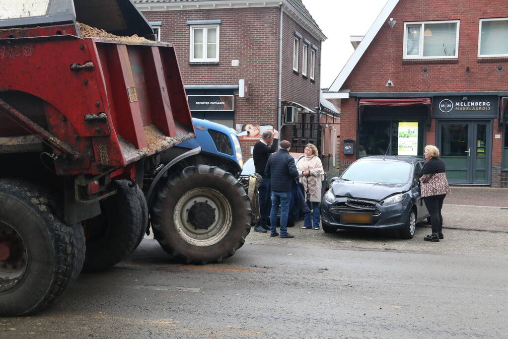 Tractor met aanhanger zorgen voor schade