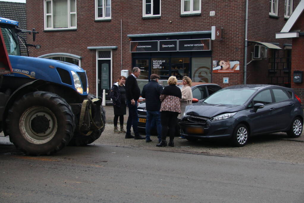 Tractor met aanhanger zorgen voor schade