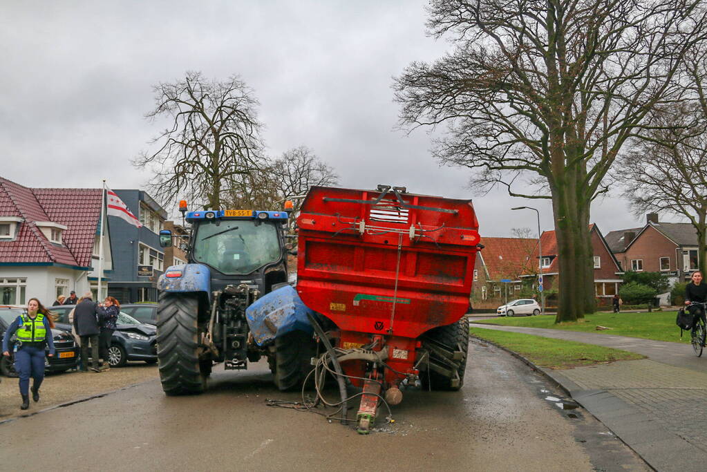 Tractor met aanhanger zorgen voor schade