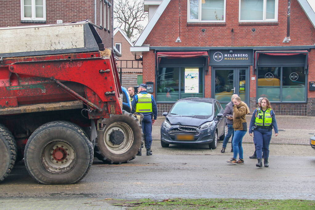 Tractor met aanhanger zorgen voor schade