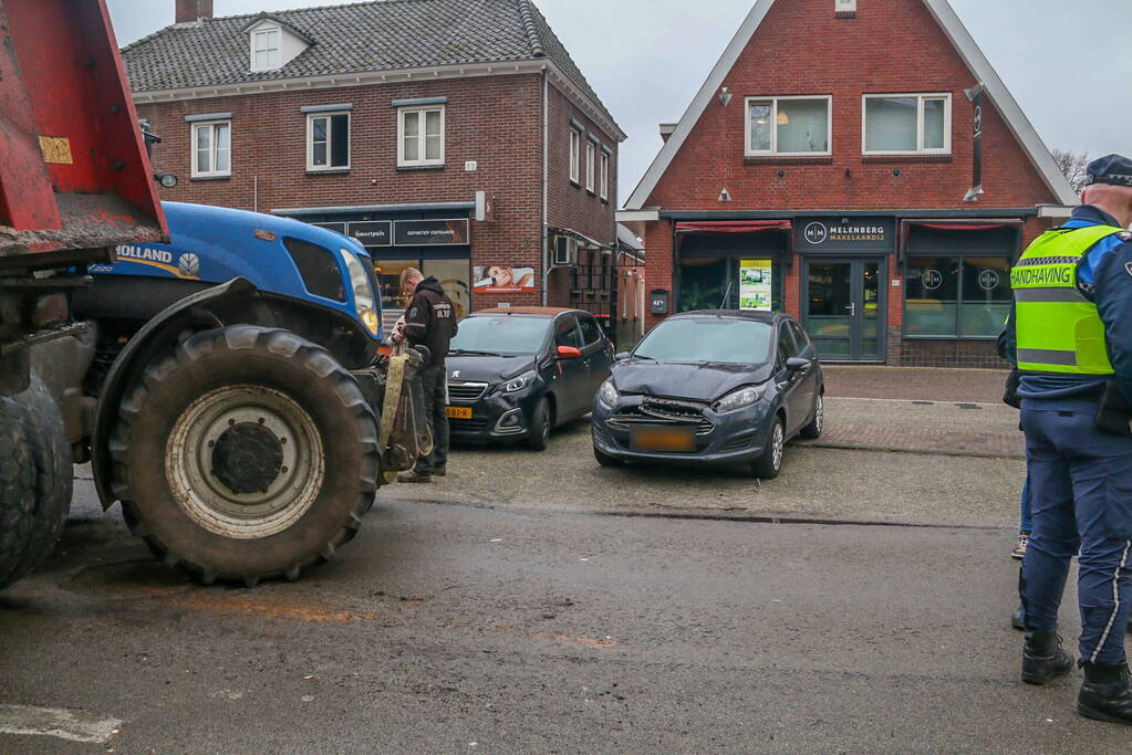 Tractor met aanhanger zorgen voor schade