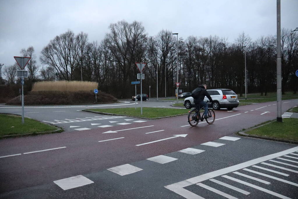 Persoon op fatbike aangereden op rotonde