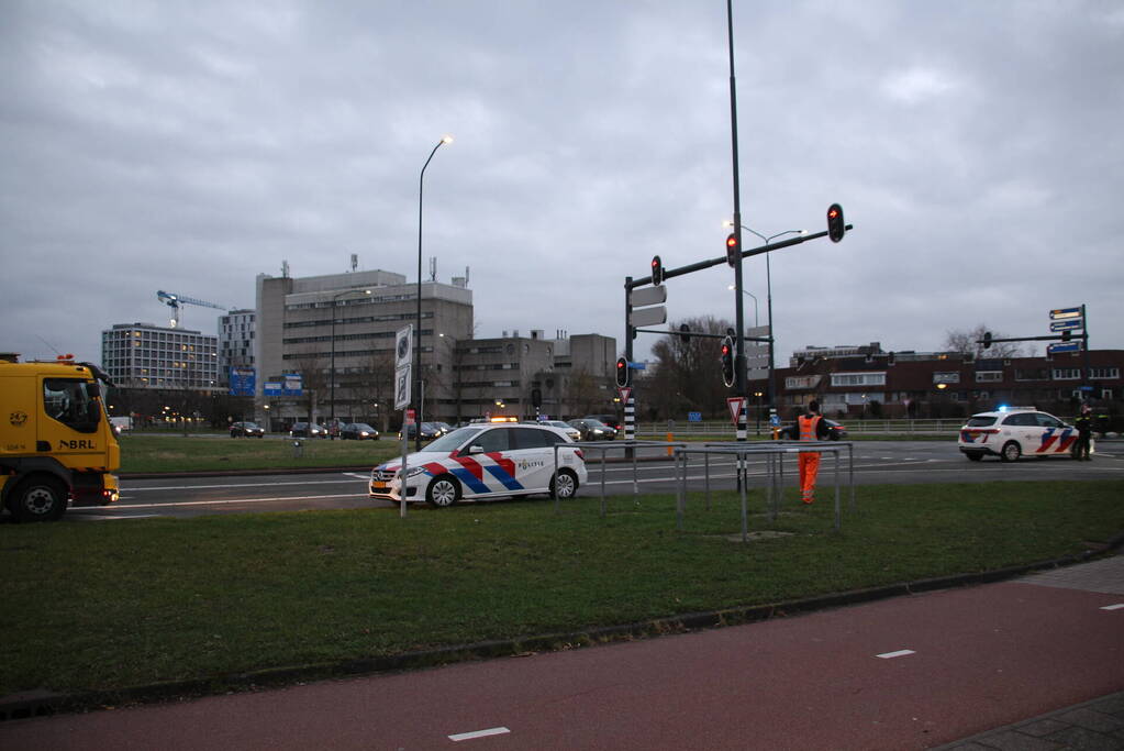 Automobilist botst tegen verkeerslicht