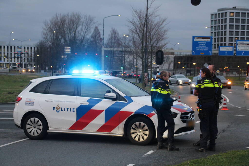 Automobilist botst tegen verkeerslicht