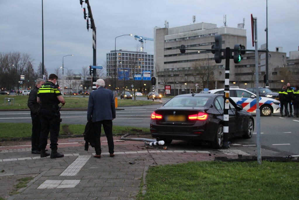 Automobilist botst tegen verkeerslicht