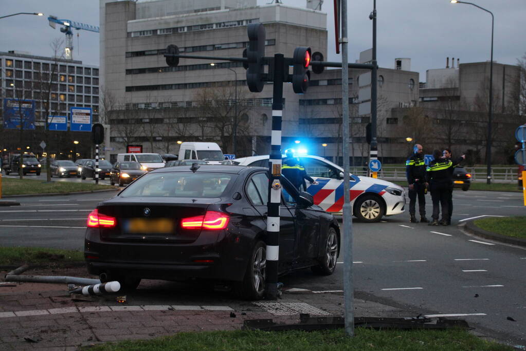 Automobilist botst tegen verkeerslicht