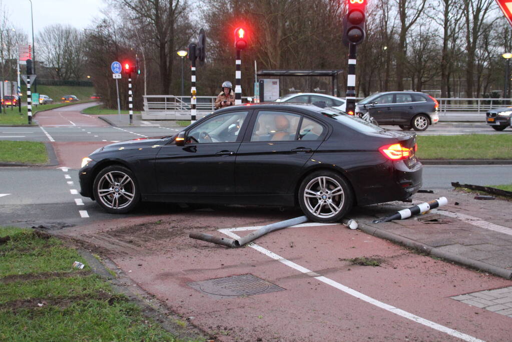 Automobilist botst tegen verkeerslicht