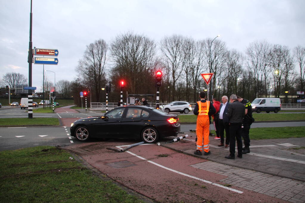 Automobilist botst tegen verkeerslicht