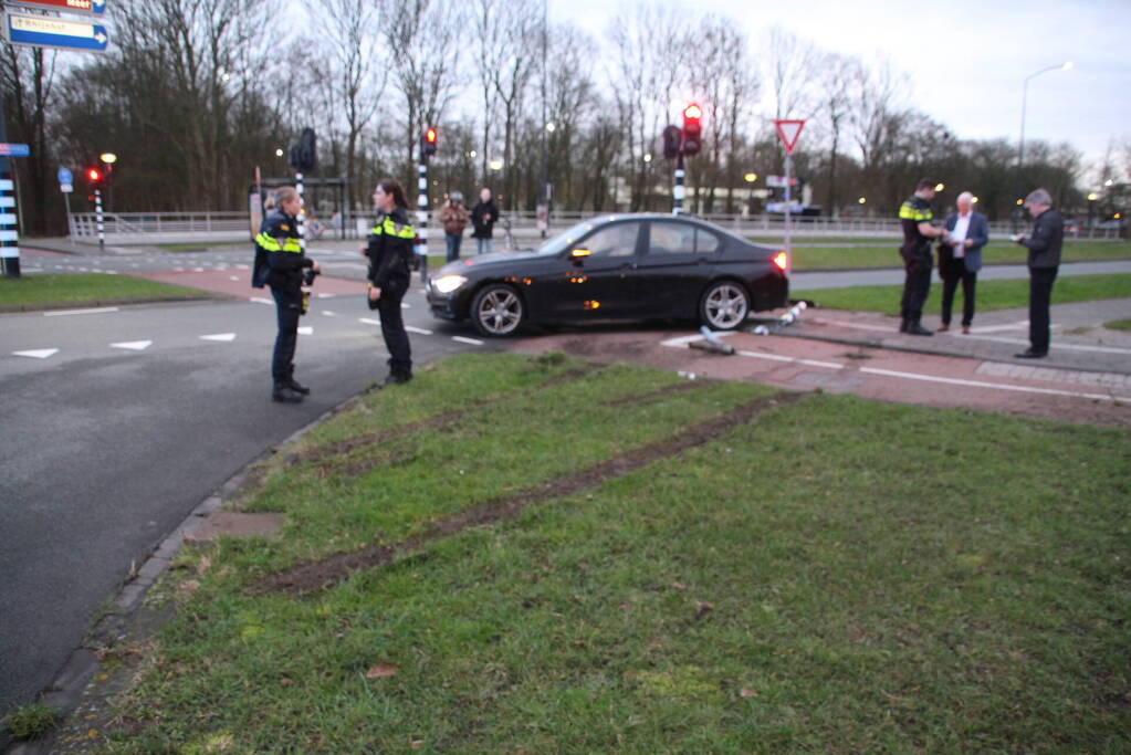 Automobilist botst tegen verkeerslicht