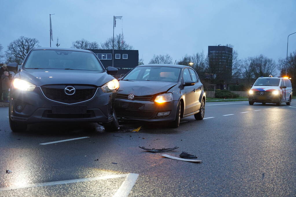 Auto's met elkaar in botsing midden op kruising in Assen