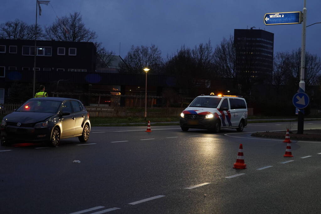 Auto's met elkaar in botsing midden op kruising in Assen