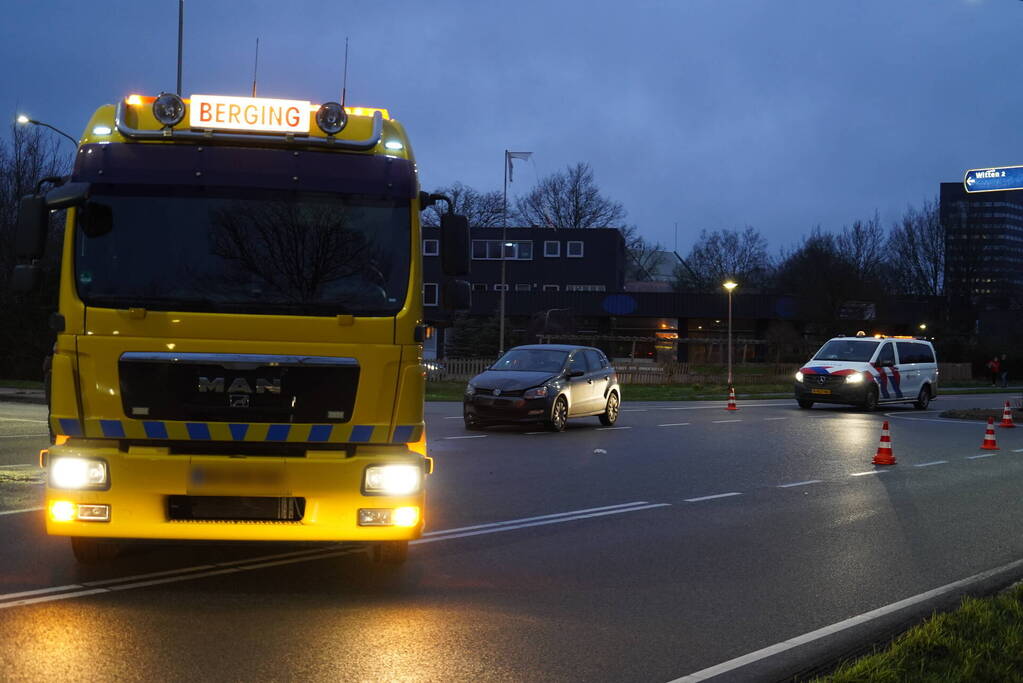 Auto's met elkaar in botsing midden op kruising in Assen