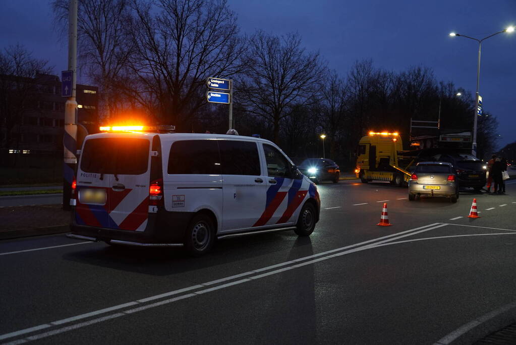 Auto's met elkaar in botsing midden op kruising in Assen