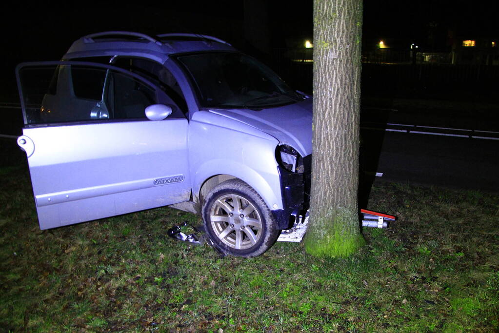 Brommobiel botst tegen verkeersbord en boom