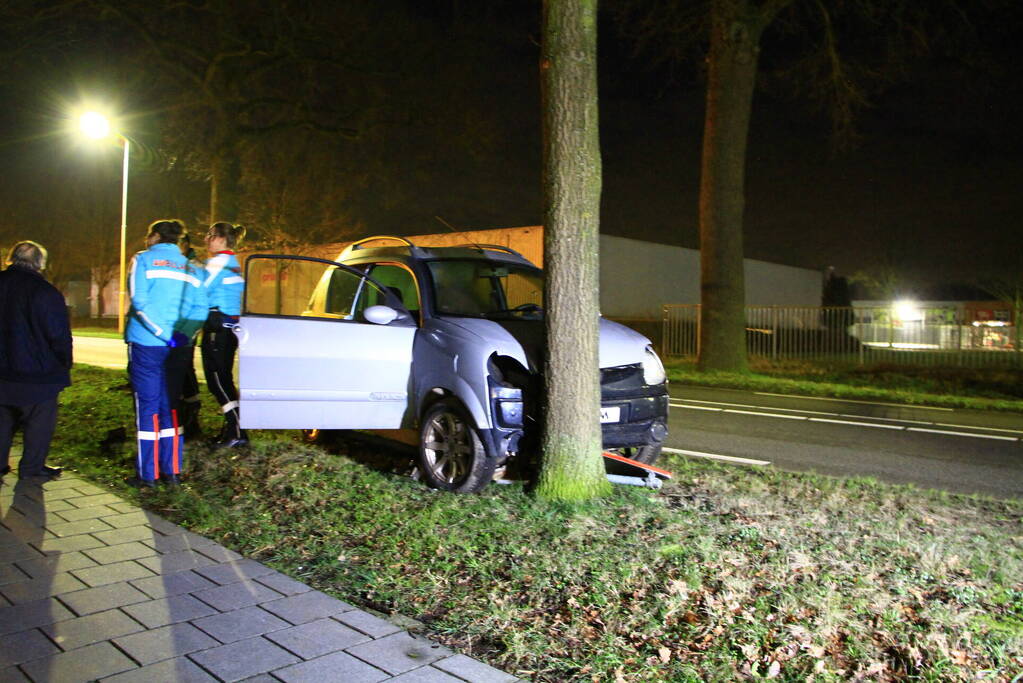 Brommobiel botst tegen verkeersbord en boom