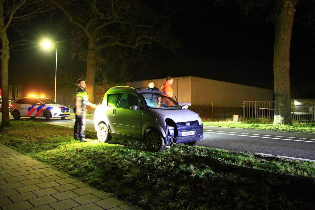 Brommobiel botst tegen verkeersbord en boom