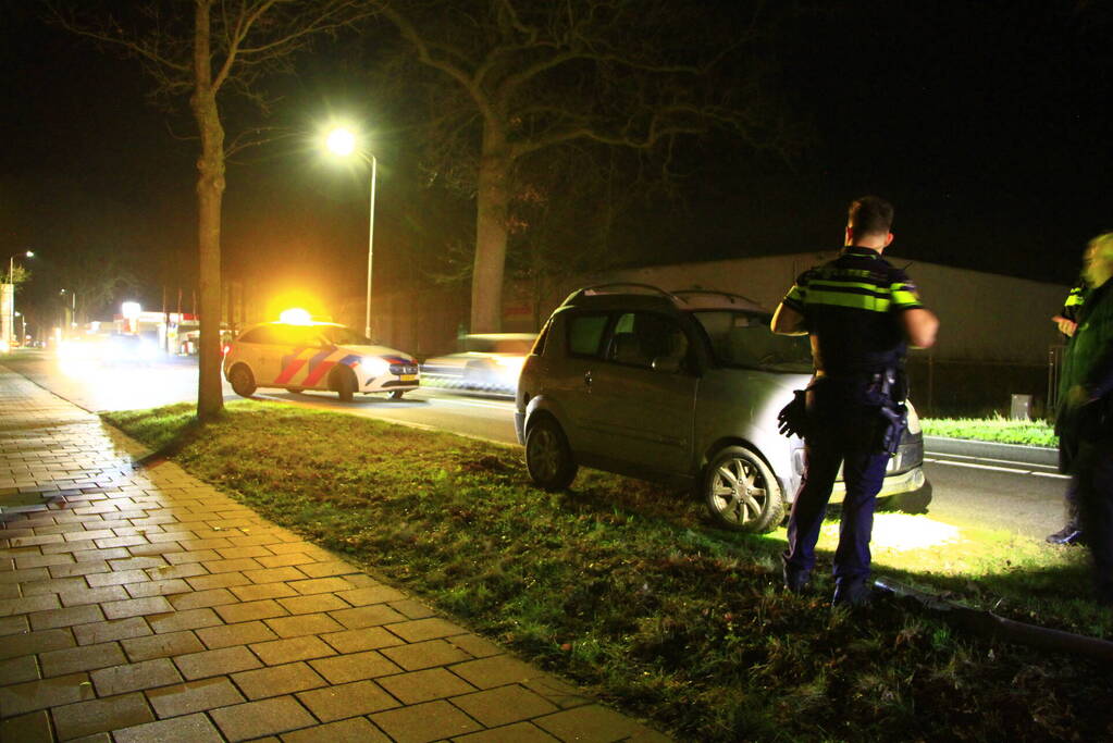 Brommobiel botst tegen verkeersbord en boom