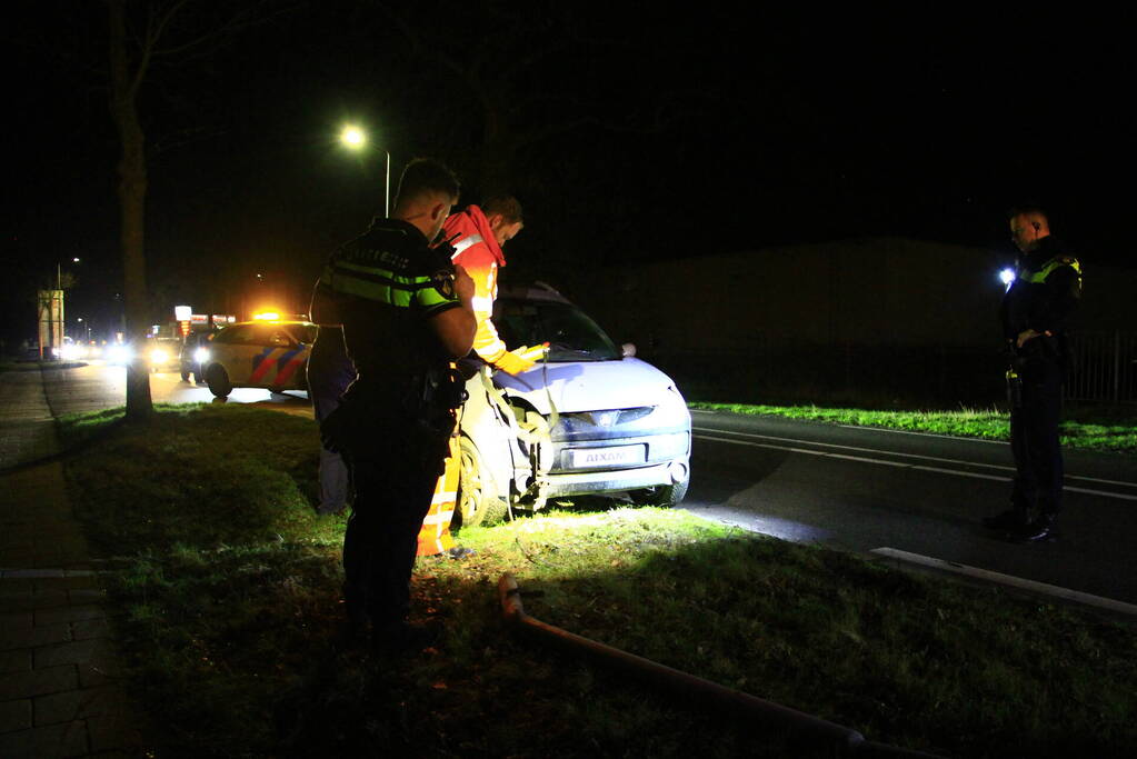 Brommobiel botst tegen verkeersbord en boom