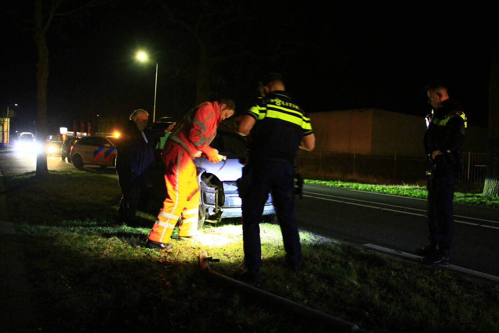 Brommobiel botst tegen verkeersbord en boom