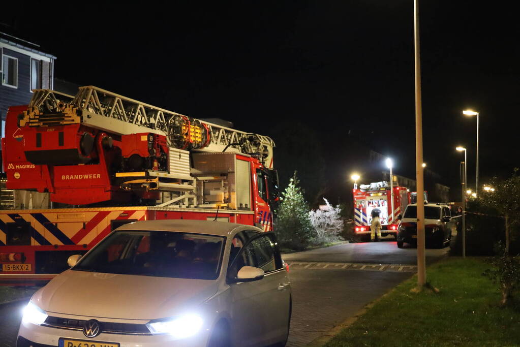 Brand bij deur van woning na explosie