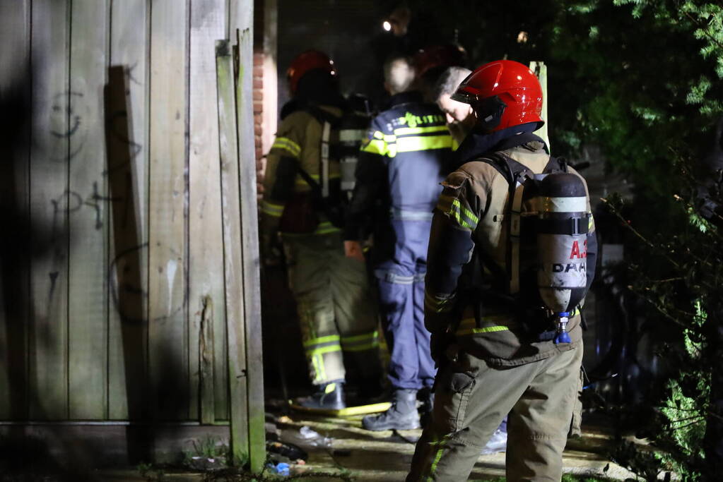 Brand bij deur van woning na explosie