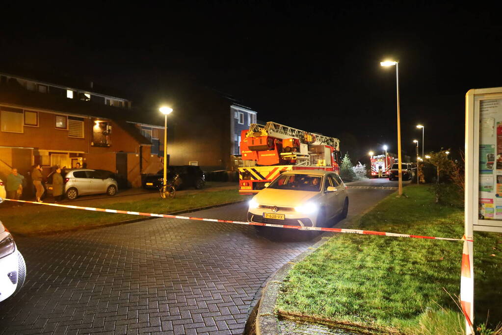 Brand bij deur van woning na explosie