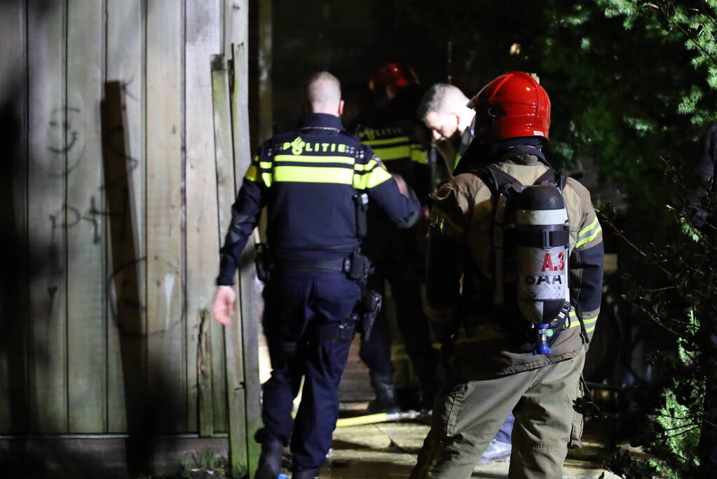 Brand bij deur van woning na explosie